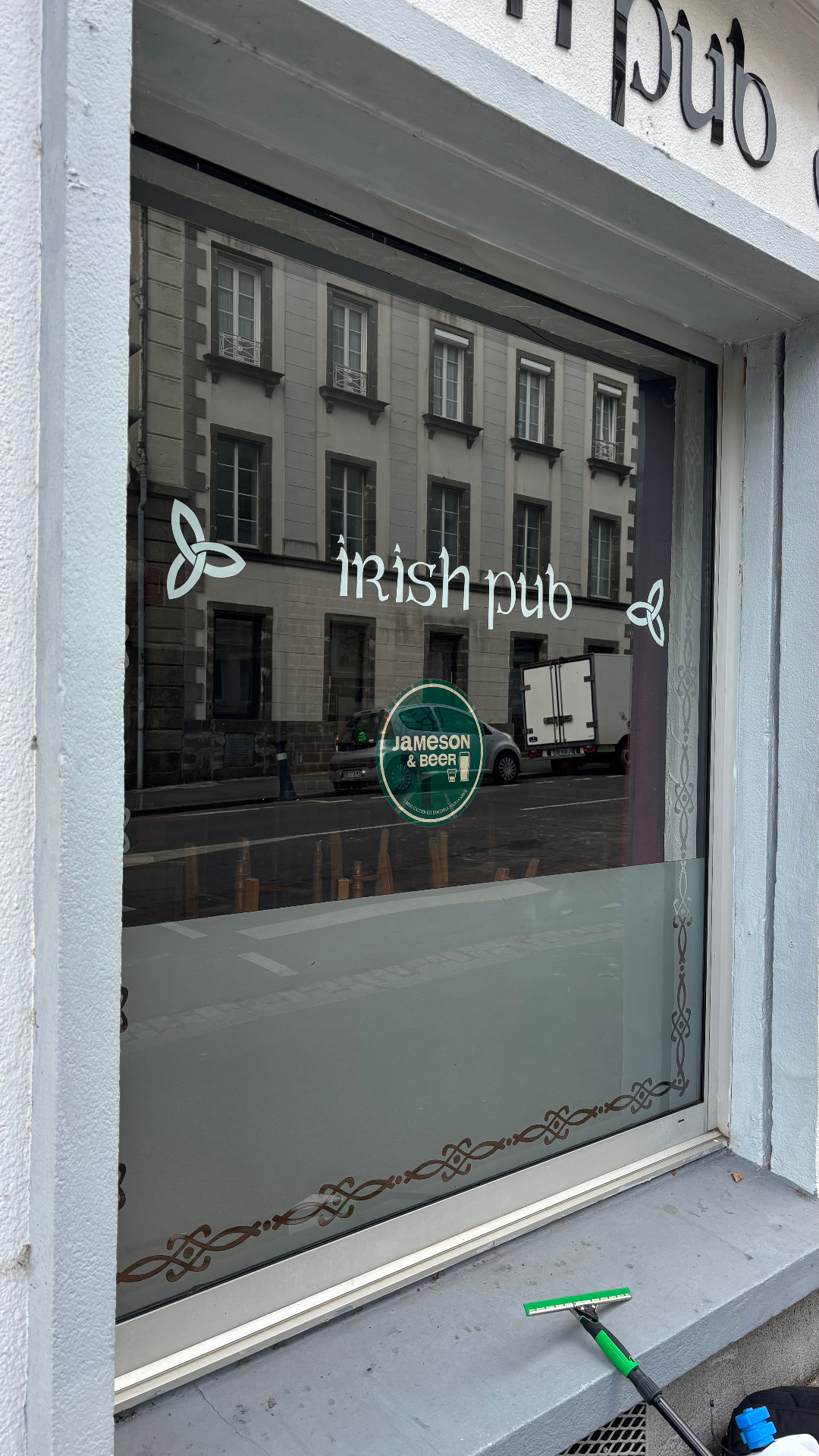Vitrine d'un Irish pub nettoyée à Brest